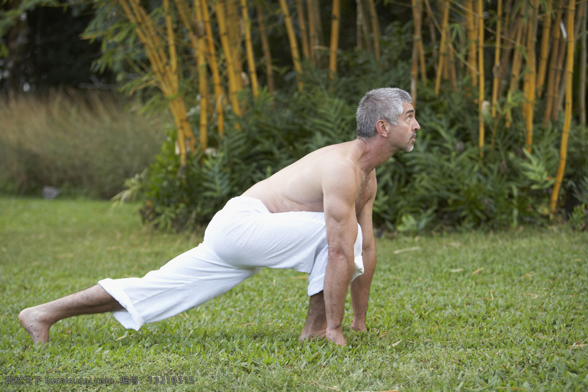 练瑜伽的男人 男人 练瑜伽 瑜伽 健身 草地 景色 人物 日常生活 人物图库