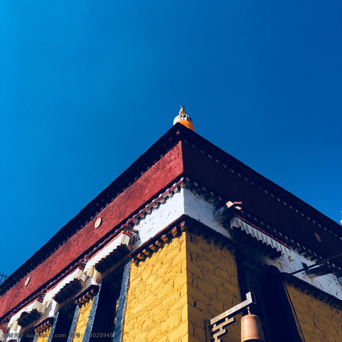 寺庙房子建筑 寺庙 寺院 木雕 红瓦 红瓦房子 镀金 雕刻 燕尾 建筑 房子 天空 建筑园林 建筑摄影