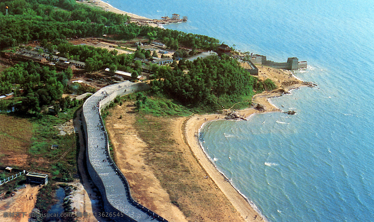 山海 光 300 风景名胜 摄影图库 自然景观 山海光 碧蓝 大海 海滩 上 绿树 沉 阴 城墙 而立 游人 满 psd源文件