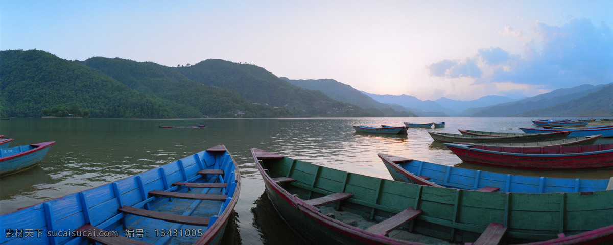 船舶图片素材 风景 宽幅风景图 美境 宽阔 水面 船舶 小船 山峰 朦胧 山水风景 风景图片