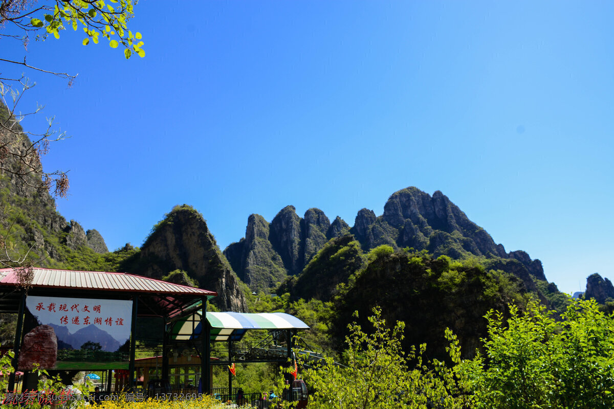 蓝天 青山 十渡 山峰 树木 春天 枝叶 木门 山川风景 自然景观 山水风景