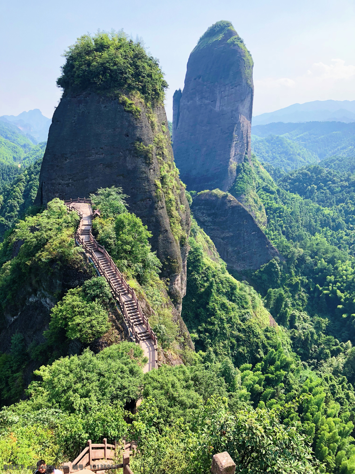 丹霞 崀山景区 新宁崀山 丹霞地貌 祈福 法事 悬崖峭壁 人 祈祷 远景 湖南 奇石 旅游摄影 自然风景