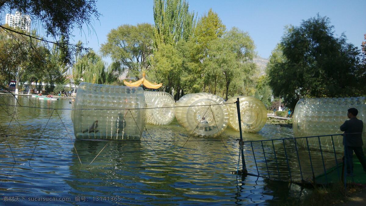 蓝天 白云 旅游景点 风光 风景 国内旅游景点 景观 园林 湖畔 湖泊 湖边风光 湖水 湖面 湖边风景 远山 山峦 建筑 水上步行球 水上步行器 水上气球 水上滚筒 手摇船 水上飘 娱乐 游乐 水上娱乐设施 游乐项目 生活百科 娱乐休闲