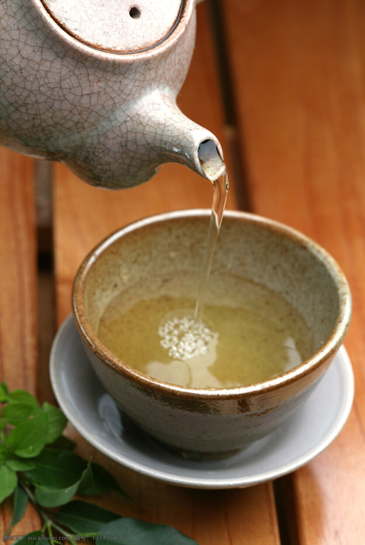 茶碗 里 倒 茶水 茶 茶道 茶文化 茶壶 倒水 托盘 茶具 绿叶 高清图片 茶道图片 餐饮美食