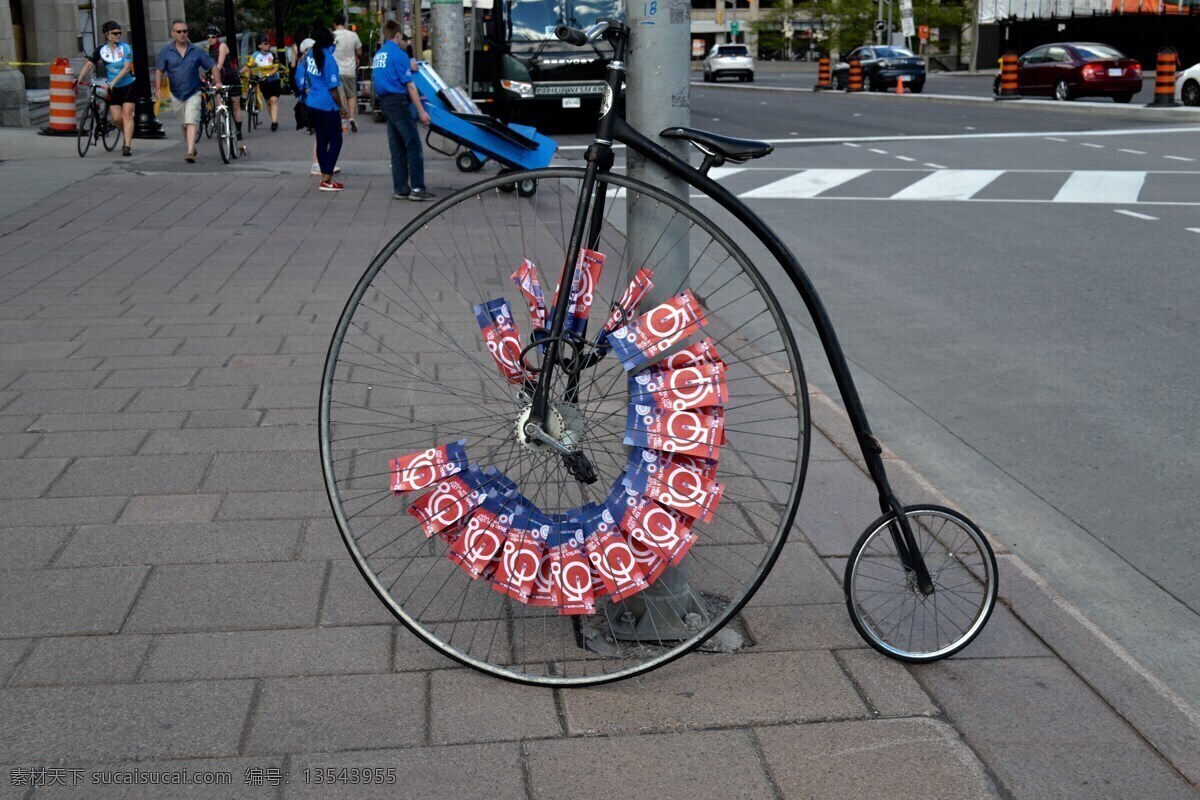 另类创意单车 单车 脚踏车 自行车 轮子 大轮子 小轮子 车轮 车轮子 另类单车 创意单车 行人 人群 街头 创意设计 生活百科 生活素材