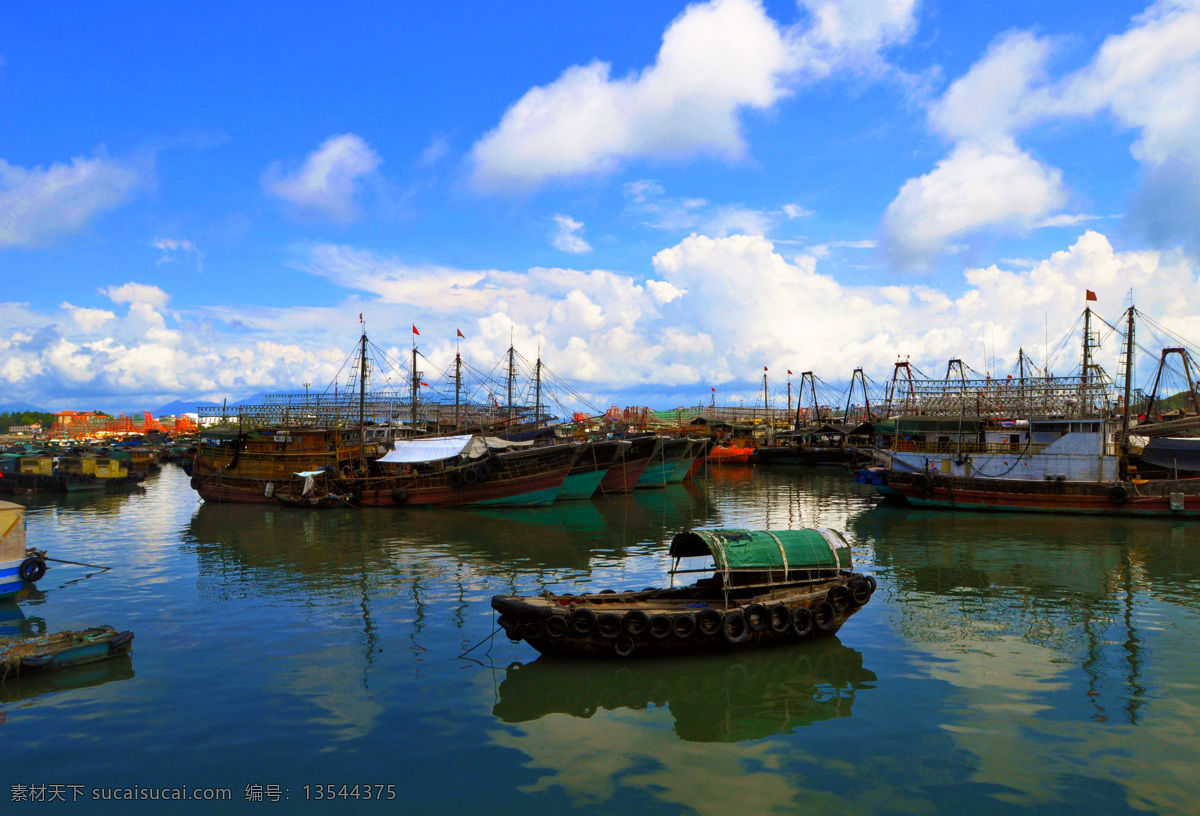 汕尾风景 渔港 渔船 蓝海 海洋 蓝天 白云 旗帜 国内旅游 旅游摄影