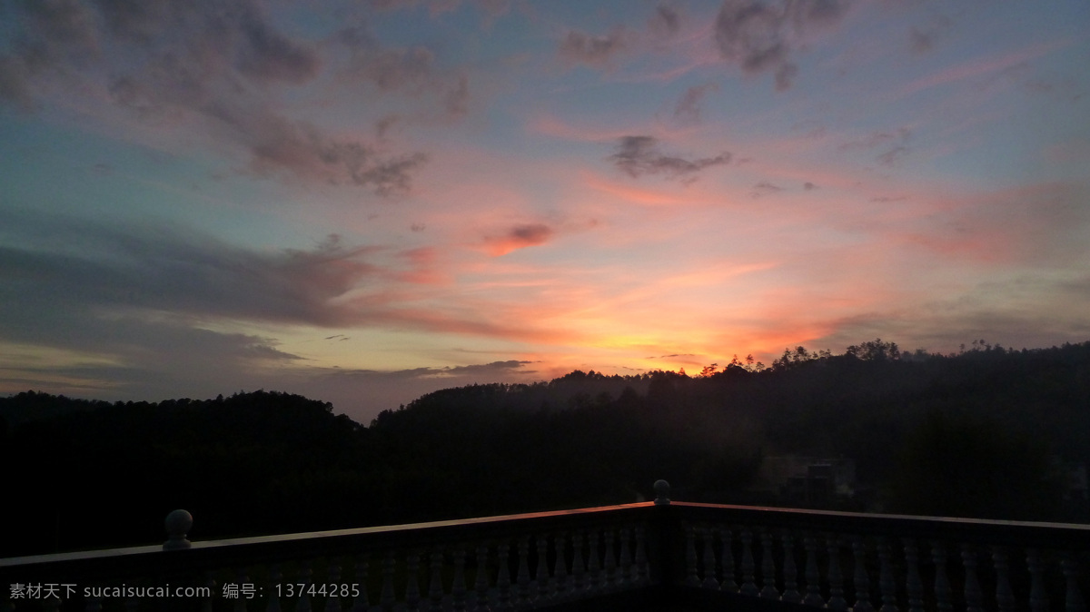 乡村的夕阳 夕阳 火烧云 楼顶 天空 乡村 云彩 摄影图库 国内旅游 旅游摄影 黑色