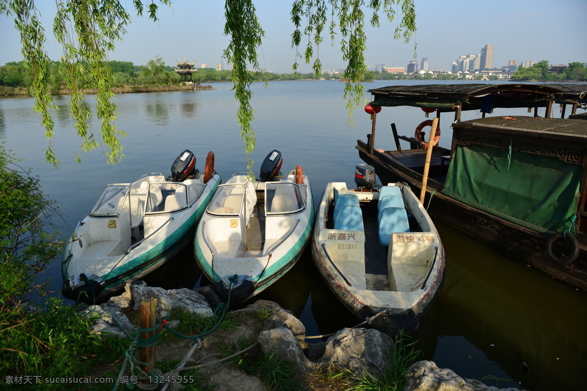 游艇 湖面 蓝天 柳树 山水风景 游船 自然景观 浙江嘉兴 南湖 水域 风景 生活 旅游餐饮