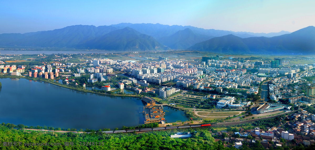 肇庆鼎湖新貌 城市建筑 湖泊 山水 城市概况 现在建筑 绿色生态结合 城市远景 建筑 楼房 山峦 雾气 水面 肇庆 鼎湖 城市规划 建设 建筑景观 自然景观
