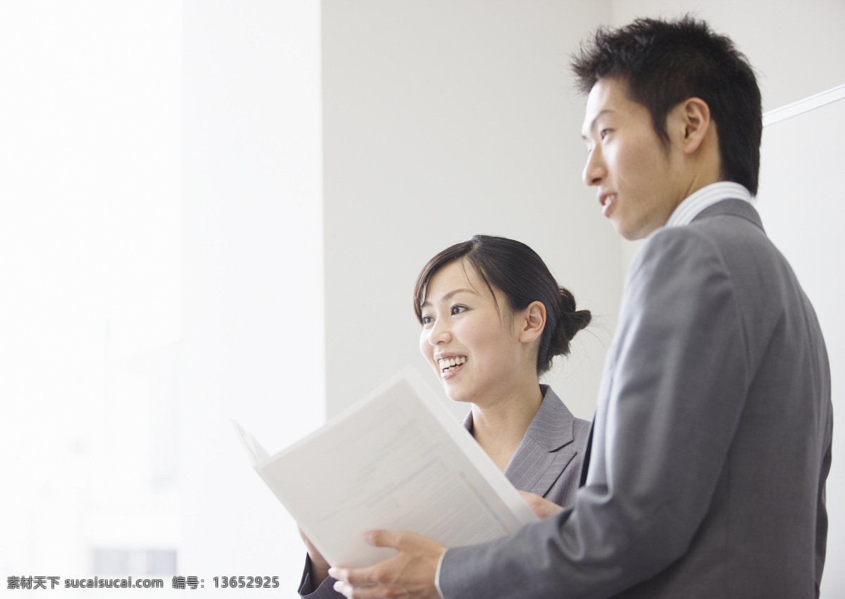 商讨 文件 商务 男女 商业演讲 商务人士 职场 职业男性 青年 自信 成功 团队 职业女性 美女 公司 企业文化 会议报告 会议演讲 研究 开会 白领 摄影图 高清图片 人物图片