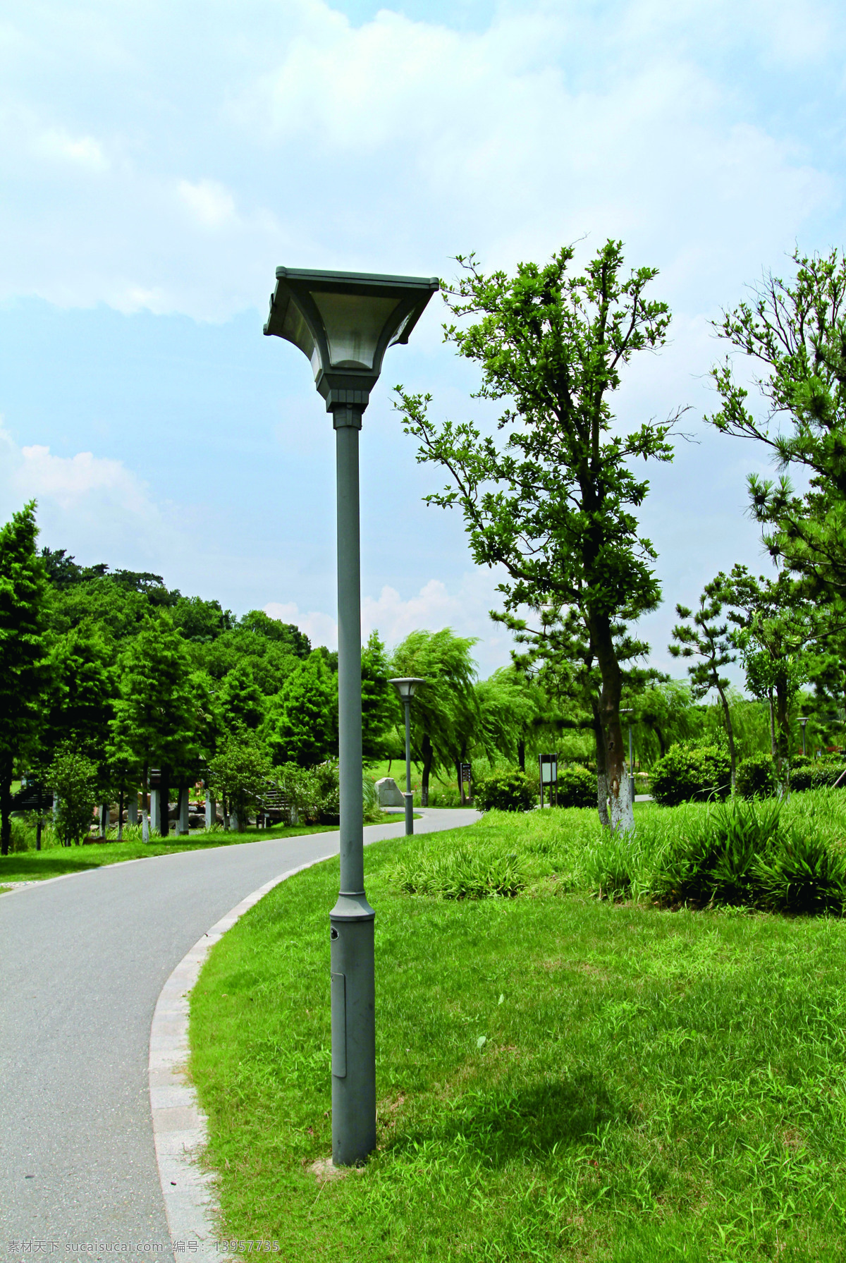 路灯 草坪 灯 风景 建筑园林 街灯 路边 园林 住宅 小区 路灯摄影 园林建筑 装饰素材 灯饰素材