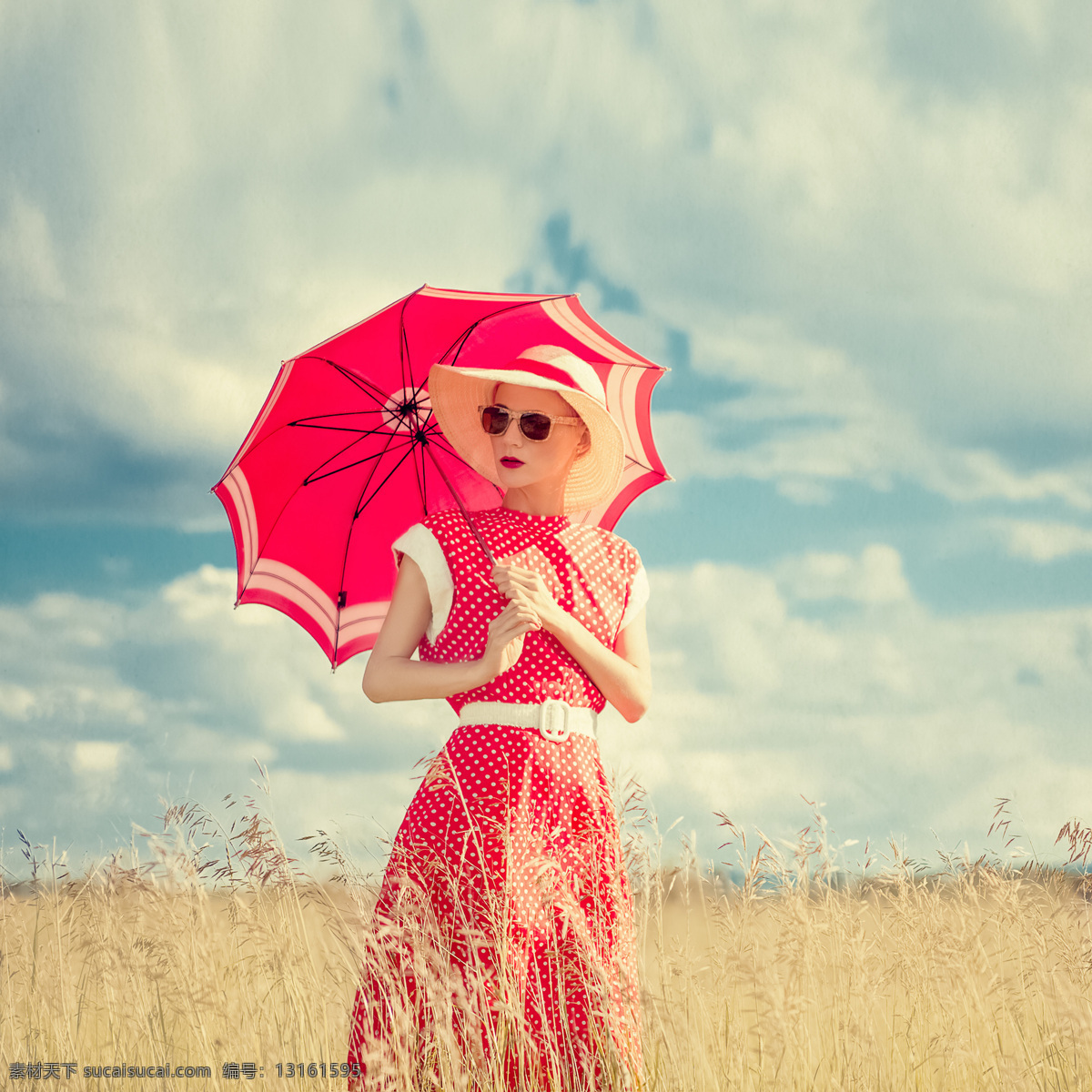 站 草丛 中 美女图片 红色雨伞 时尚美女 美女模特 服装模特 红色服装 红色主题 红色风格 人物图片