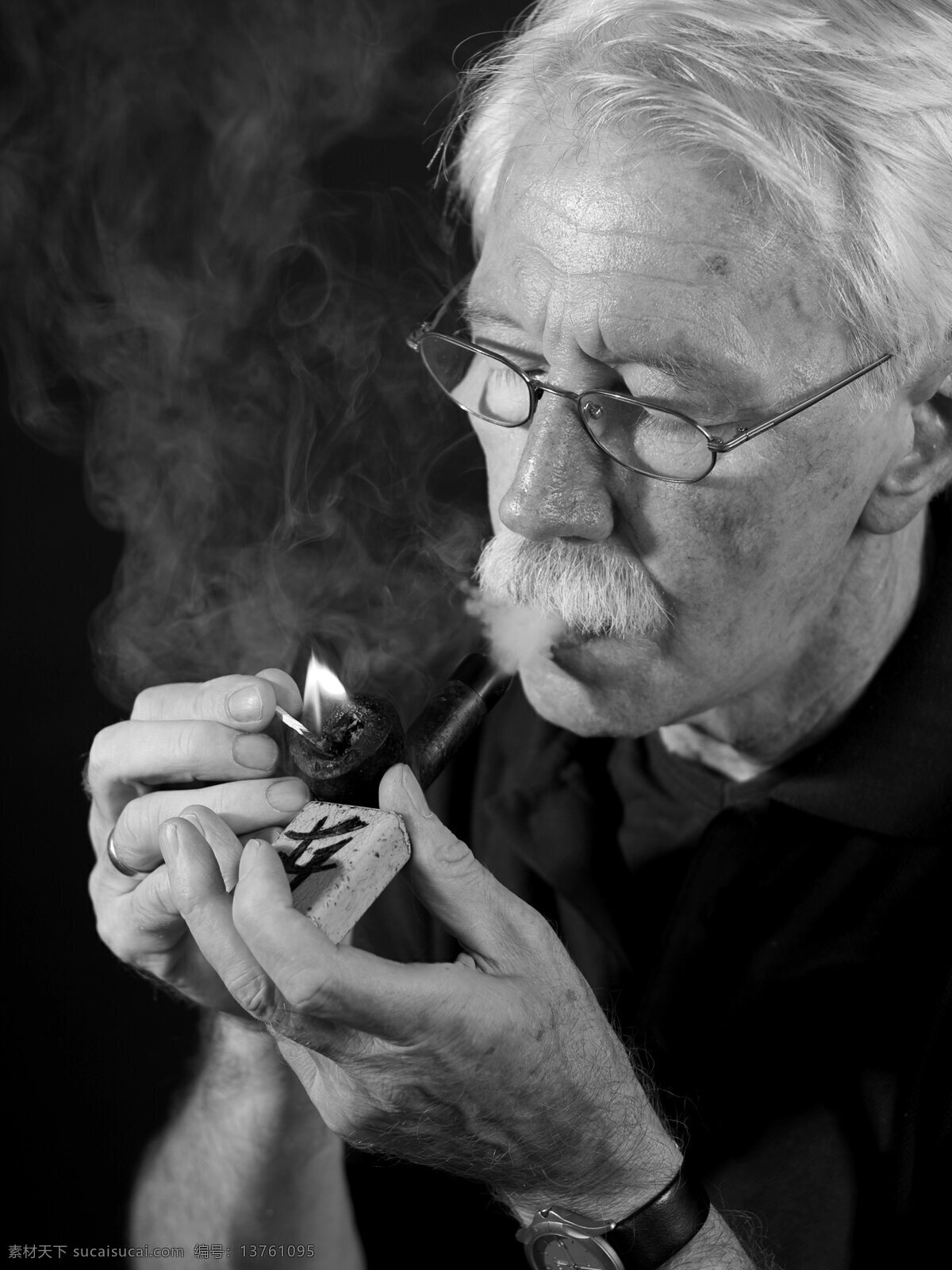 老人 吸烟 烟斗 眼镜 火 男性 欧美 人物 人物摄影 人物图库