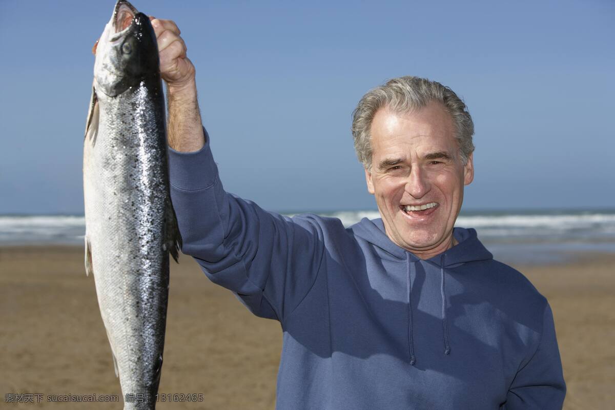 抓 鱼 老人 设计素材 高清jpg 意气风发 运动的老人 健康 硬朗的老人 海边 沙滩 微笑的老人 大鱼 抓鱼 抱着鱼的老人 老人的生活 老人图片 人物图片