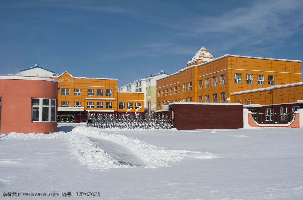 雪 白雪 楼房 冬天 黄色的房子 蓝天 雪地 学校 幼儿园 自然景观 自然风景