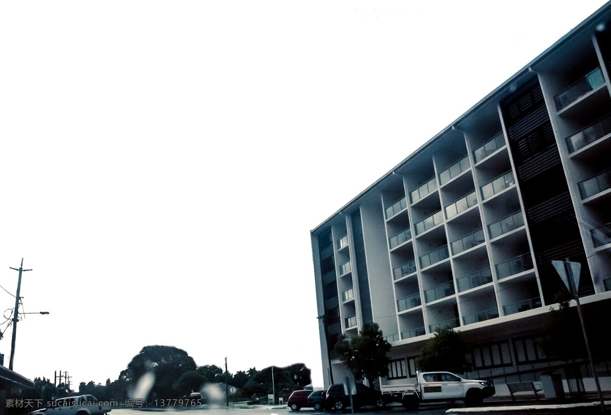 一座 大楼 还有 汽车 一座大楼 住在 办公楼 宏伟 建筑结构 别具一格 景色 楼层 舒适 玉宇琼楼