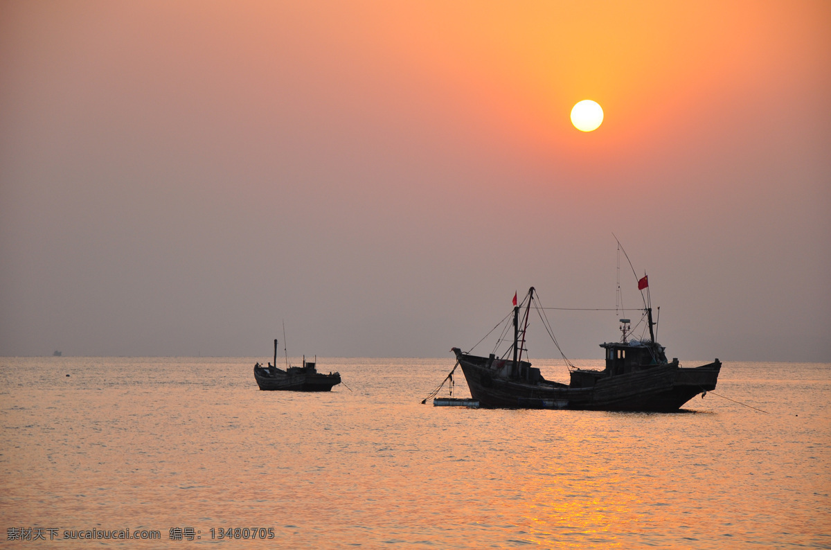 夕阳下的渔船 渔船 大海 海面 太阳 夕阳 渔家生活 金色 装饰 摄影图 自然景观 自然风景