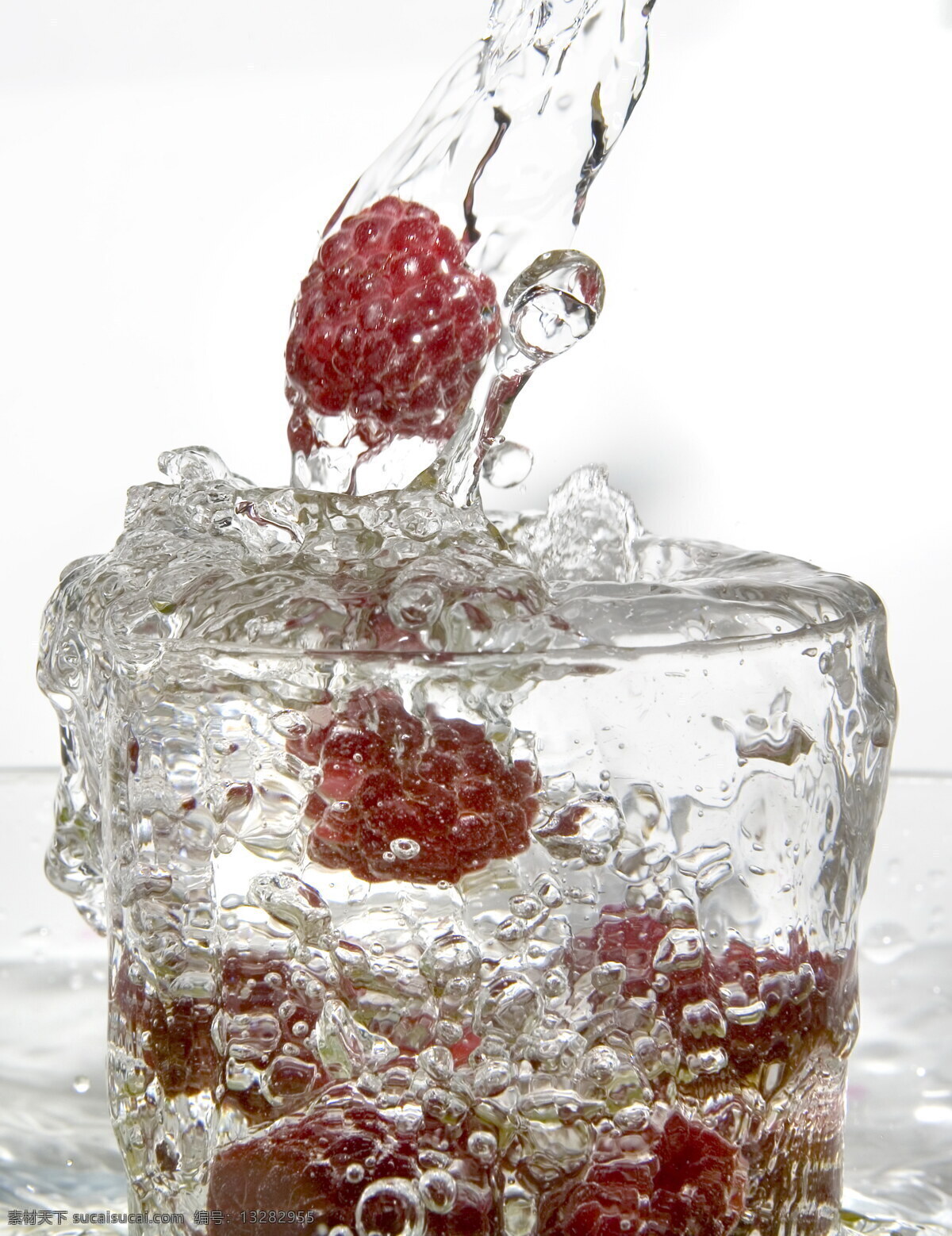 冰块 动感 涟漪 水滴 水花 水珠 饮料 水柱 草莓 设计素材 模板下载 psd源文件