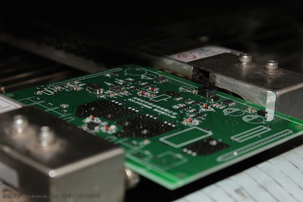 刚出 焊 炉 电路板 电子厂生产 pcb 电子产品制造 贴片机 smt 现代科技 农业生产