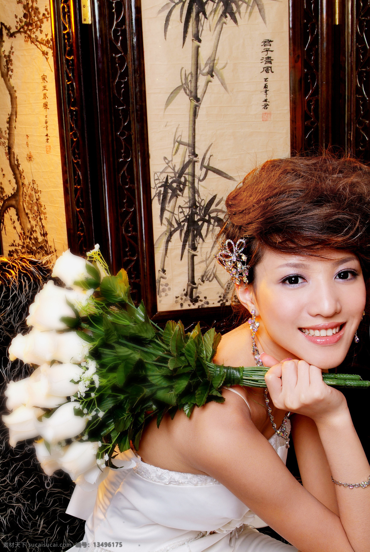 婚纱美女 美女 模特 婚纱 白色婚纱 写真 白色玫瑰花 屏风背景 女性女人 人物图库