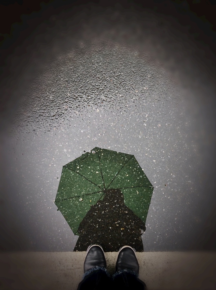 倒影 雨 伞 心情 黑夜 双脚 下雨 人物图库 日常生活