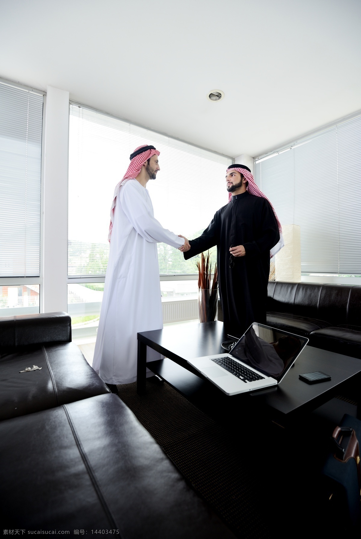 办公室 里 两个 握手 阿拉伯 男人 两个握手 沙发 茶几 笔记本 人物 生活人物 人物图片