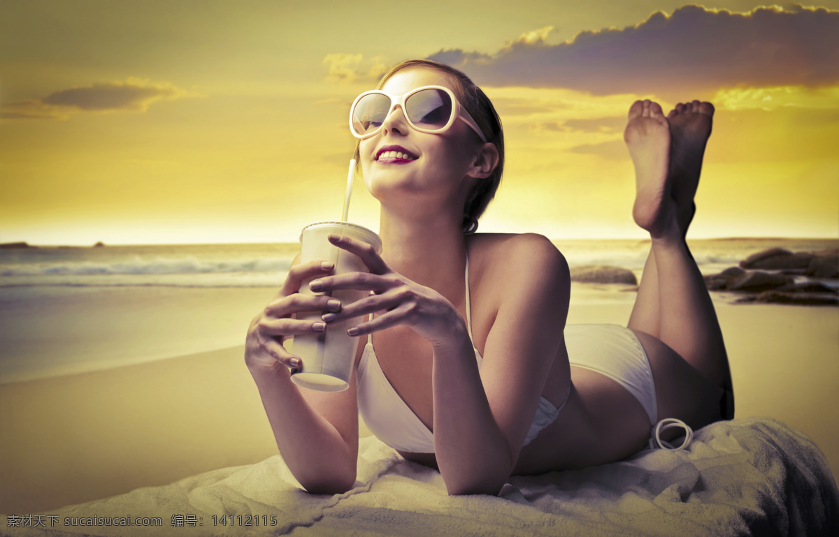 海边 趴 喝 饮料 美女图片 沙滩 趴着 喝饮料 眼镜 美女 女人 人物图片