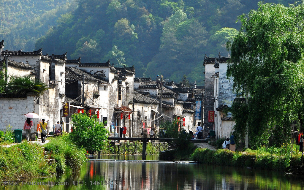古建筑 水乡风景 田园风光 宁静水面 倒影 徽派建筑 自然风景 乡村生活 绿树成荫 桥梁 山水画卷 古镇风情 传统文化 白墙黑瓦 清新环境