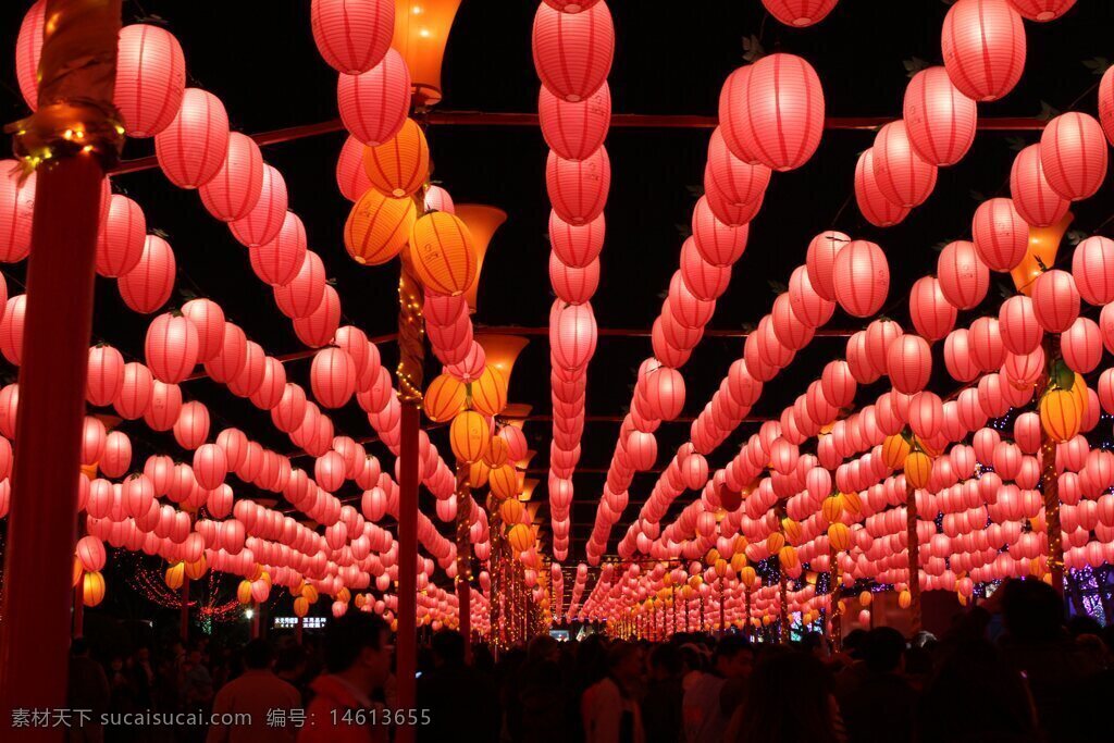 元宵节 红色灯笼 灯笼隧道 传统节日 节日夜晚 中国文化 灯笼装饰 节日庆典 喜庆氛围 节日灯光 夜晚摄影 庆祝活动 红色主题