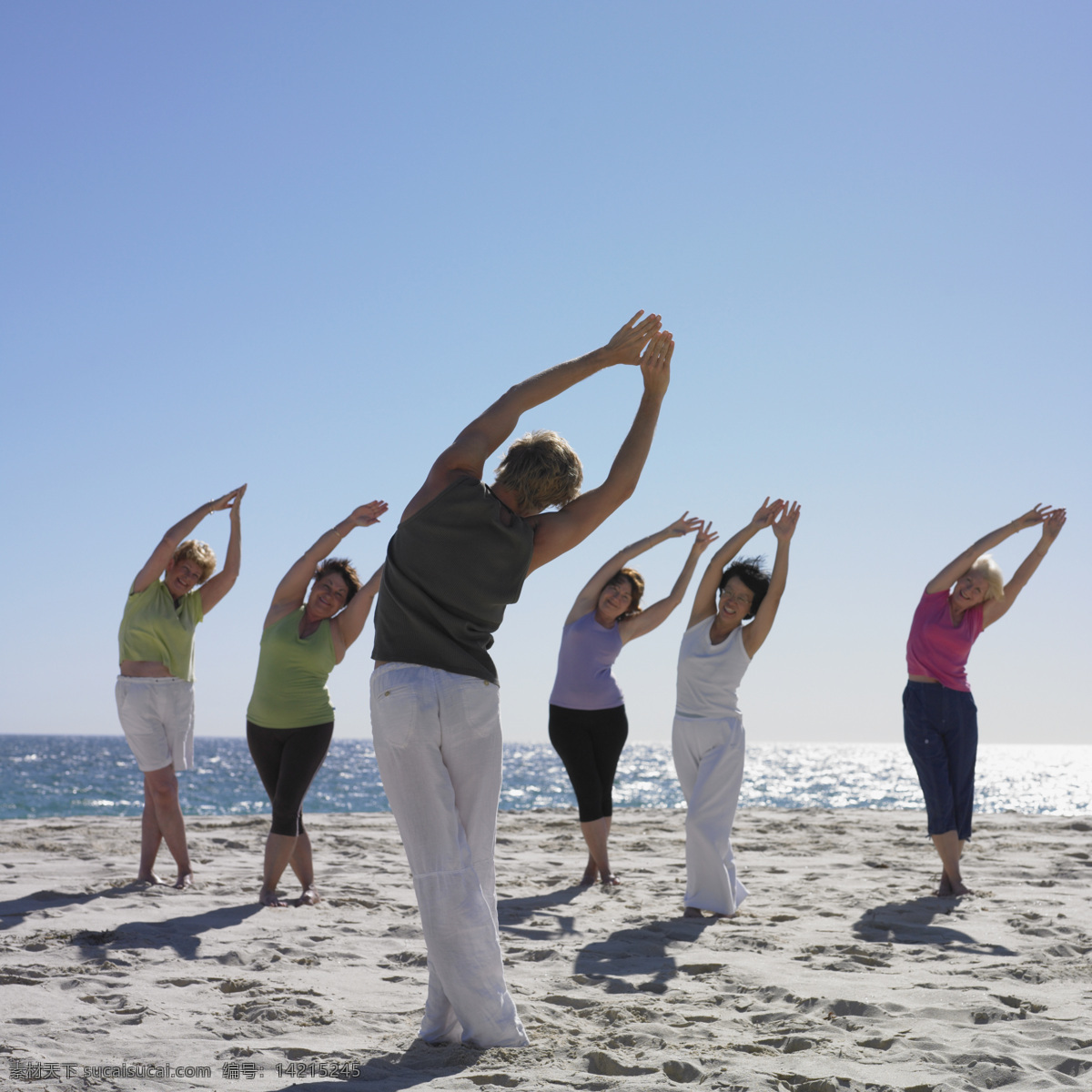 海边 运动 团队 女人 女性 休闲 健身操 沙滩 国外人物 团队精神 生活人物 人物图库 人物图片