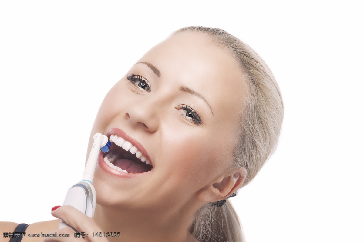 在用 电动牙刷 女人 牙刷 美女 女性 牙科 保护牙齿 健康牙齿 其他类别 生活百科