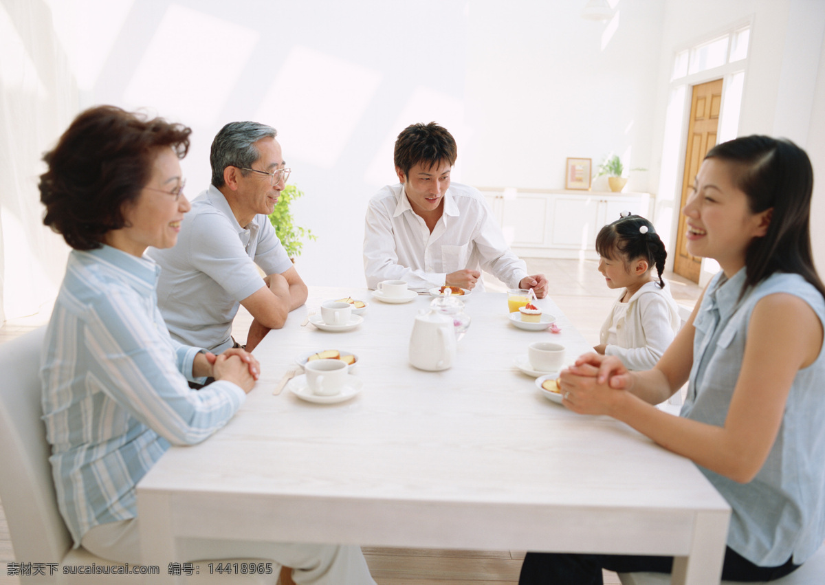 合家欢 五口人 团圆 早餐 吃饭 和睦 和谐 和气 早上 交谈 老人 小孩 中年人 一家人 摄影图库 生活百科 家居生活