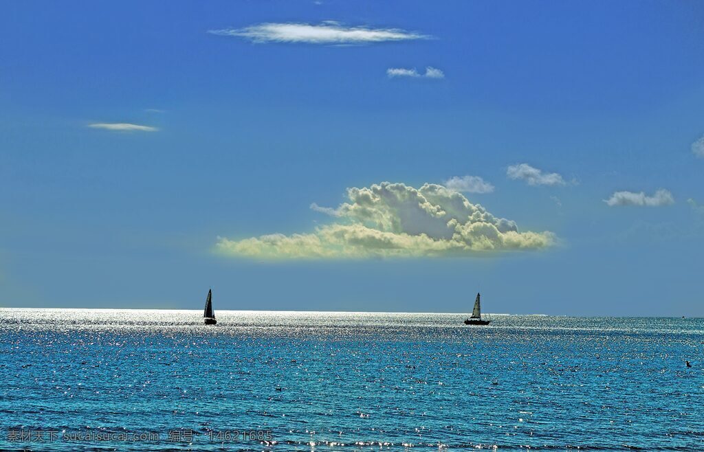 碧海蓝天 水天一线 帆船 大海 自然风光 白云朵朵 阳光反射 蓝色海洋 清新风景 夏日风光 平静海面 悠闲时光 自然美景