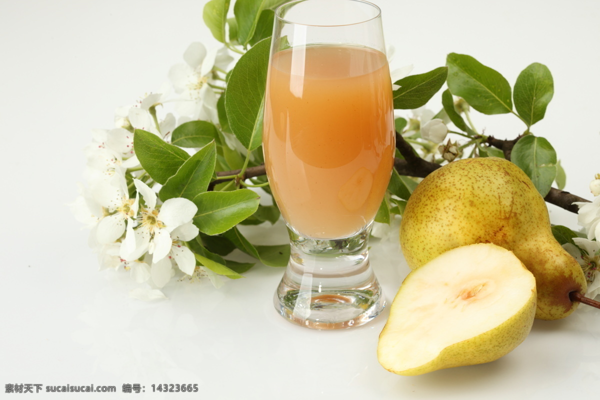 梨子 果汁饮料 特写 水果 梨花 花朵 鸭梨 新鲜 果实 杯子 玻璃杯 静物 摄影图 高清图片 蔬菜图片 餐饮美食