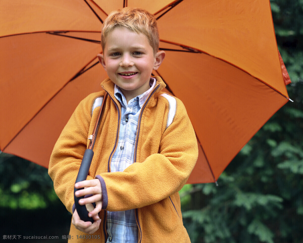 雨伞 小 男孩 户外儿童 户外活动 外国儿童 可爱 小孩儿 孩子 小朋友 小男孩 打雨伞 儿童图片 人物图片