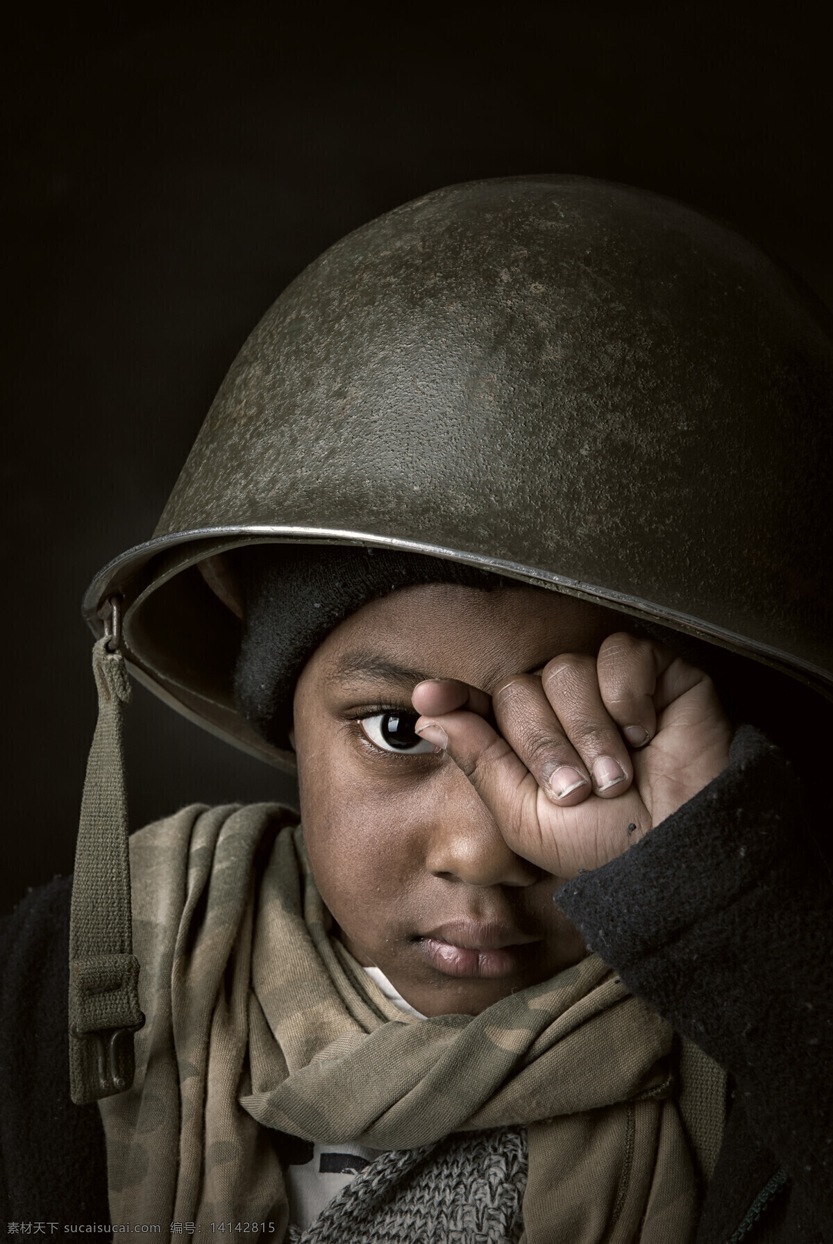 战争 哭泣 男孩 战争中的儿童 哭泣的男孩 童子军 黑人儿童 小男孩 外国男孩 外国儿童 戴头盔的男孩 军事武器 现代科技