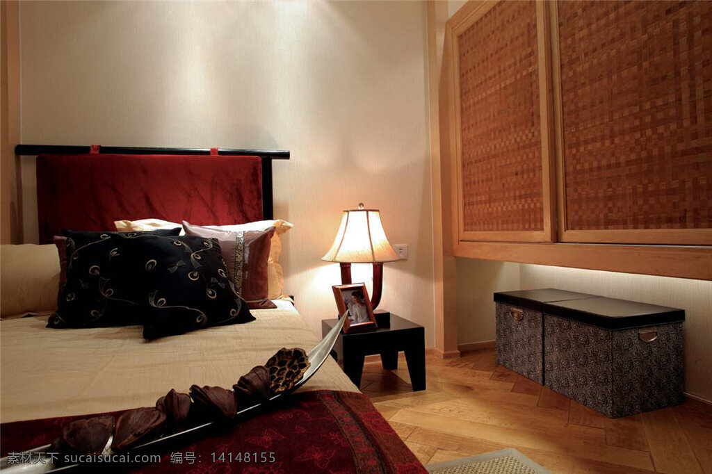 现代 时尚 卧室 酒 红色 床头 室内装修 效果图 卧室装修 木地板 木制衣柜 酒红色床头