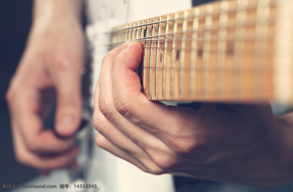 弹 吉他 人 音乐 电吉他 音乐器材 人物 在弹吉他的人 生活人物 人物图片