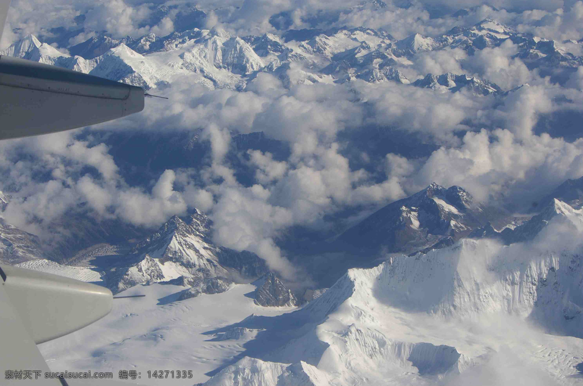 俯瞰 高空 山峰 雪山 云彩 云层 自然风景 飞机 上 高空飞机翅膀 飞机翅膀 飞机举办 空中摄影 飞机旅行摄影 自然景观 psd源文件