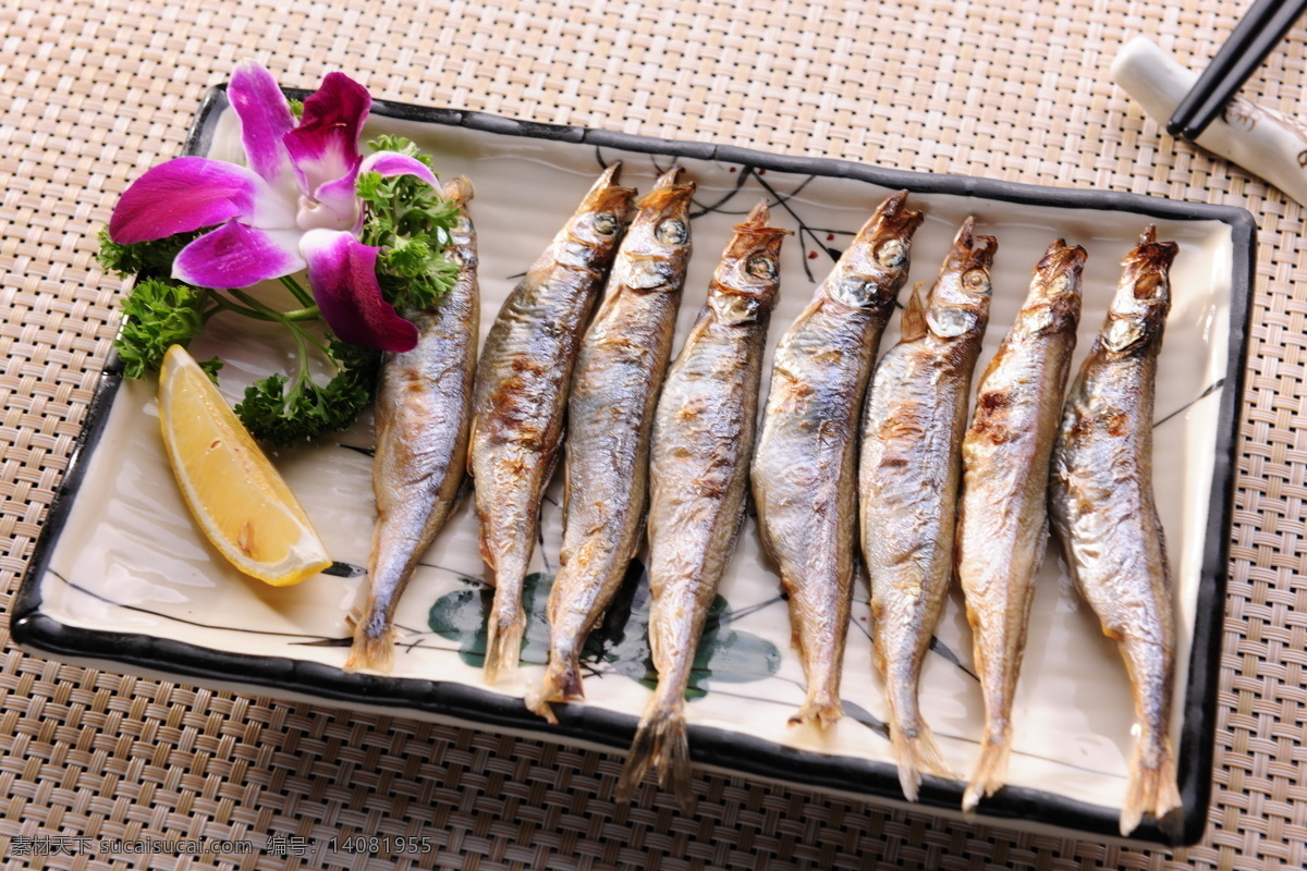 小鱼干 香酥河鱼 一盘小鱼干 油炸河鱼 日本料理 菜品摆拍 日式菜品 美食 餐饮美食 西餐美食