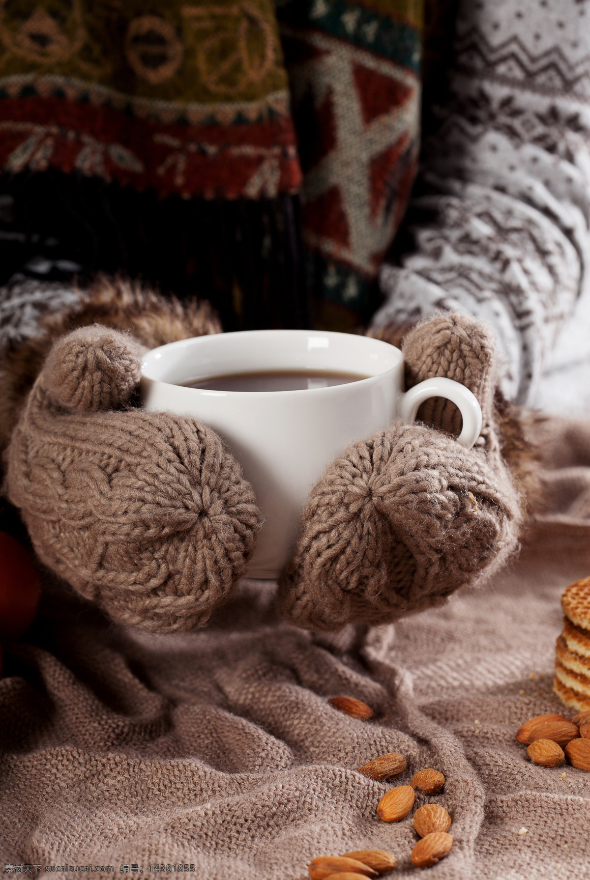 端 热 饮料 毛线手套 杏仁 饼干 咖啡 热饮 冬季 饮料图片 餐饮美食