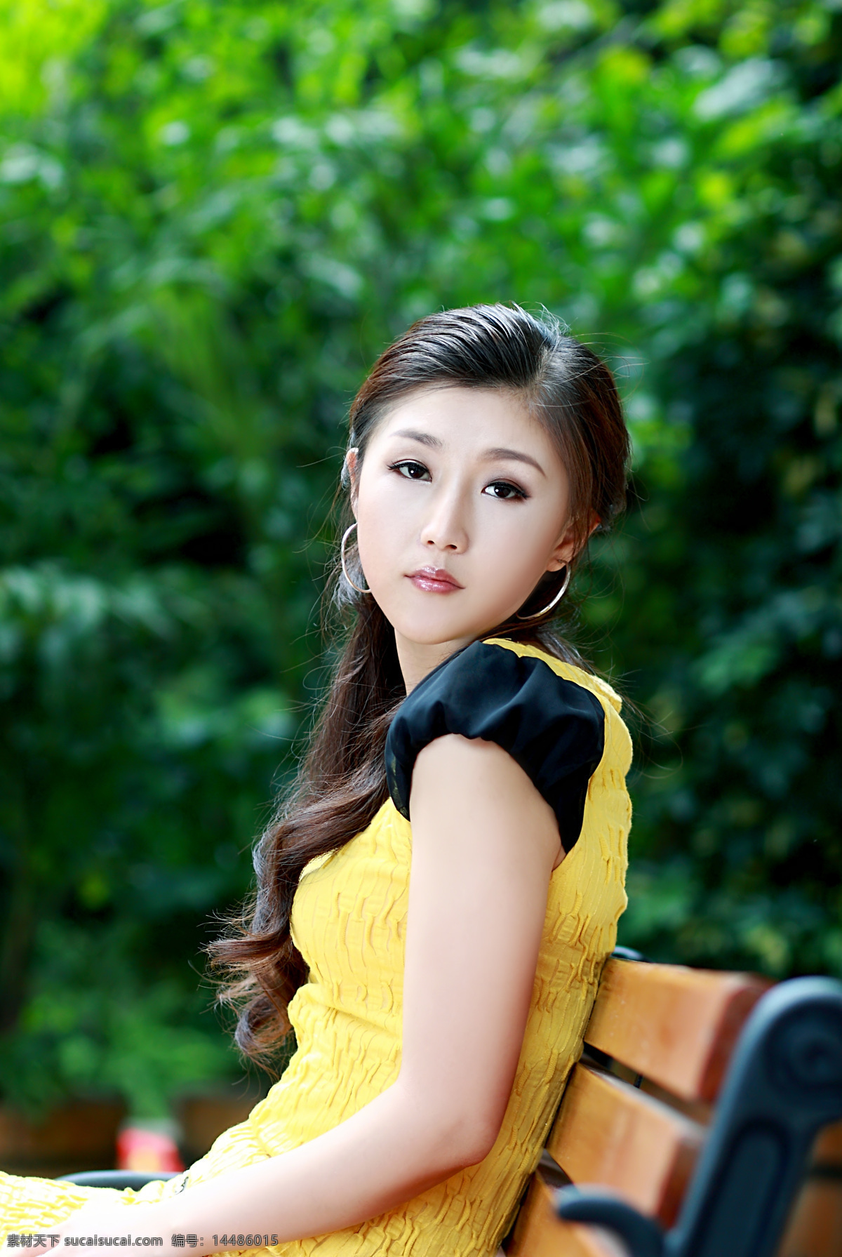 蒋雪儿 雪儿 自由女神 原创歌手 在意 流下 泪 香港 爱 梦 国际 娱乐 有限公司 旗下 艺人 美女明星 时尚 时装 黄色连衣裙 长发 耳坠 椅子 性感 靓丽 写真 明星偶像 人物图库
