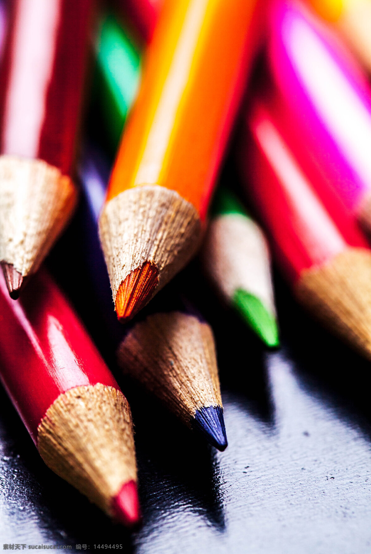 不同 颜色 蜡笔 画笔 学习用品 绘画 彩色 办公学习 生活百科 黑色