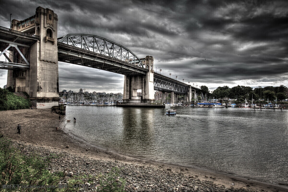 加拿大 温哥华大桥 大跨度 钢结构桥梁 桥型美观 标志性建筑 水面 船只 沿岸建筑 树木 阴云天空 建筑景观摄影 自然景观 建筑 景观 建筑景观