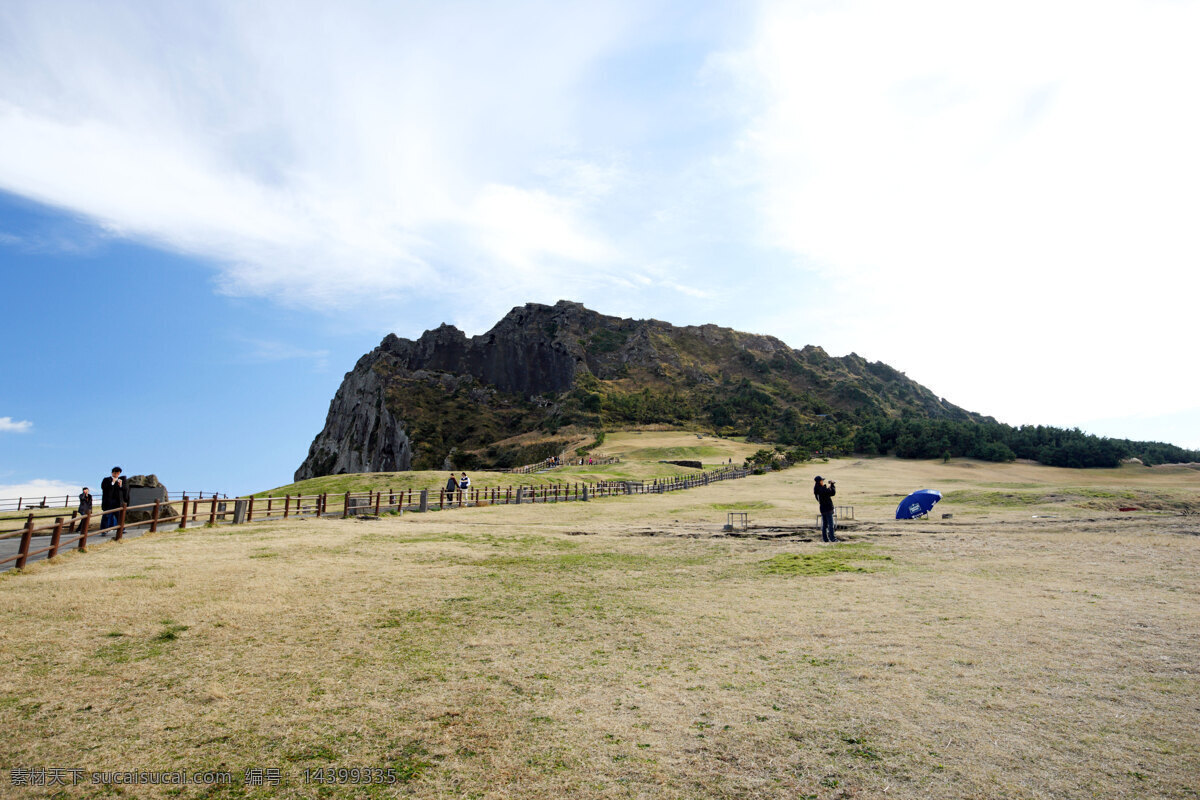 城山日出峰 日出峰 草地 小路 木扶栏 游人 天空和白云 山川 山水风景 自然景观